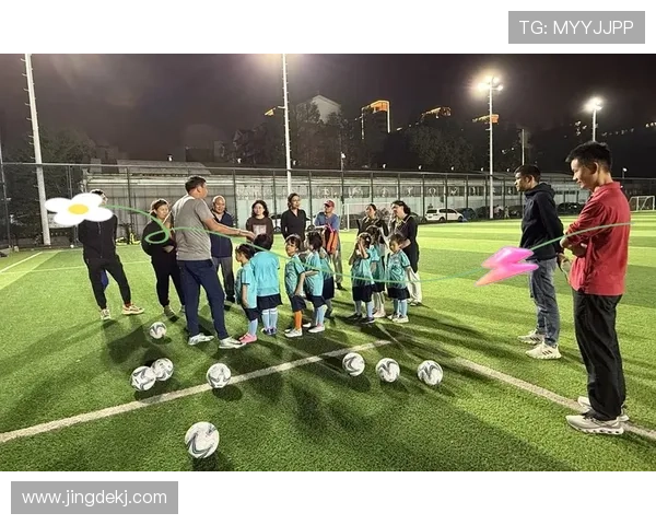 带铃铛的足球明星在绿茵场上闪耀光芒与激情的完美结合